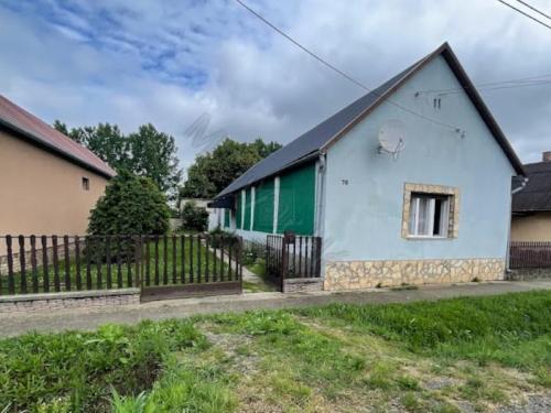 <p>In het mooie groene deel van Hongarije, iets ten zuiden van Dombóvár gaat u deze deels gerenoveerde woning vinden.</p>