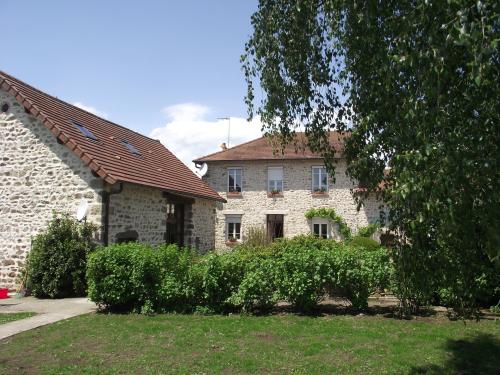Te koop in Allier, prachtig woonhuis met zwembad en tuin.