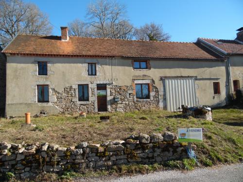 Te koop in de Creuse, natuurstenen huis met schuur en grond.