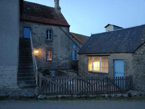 Te koop in de Creuse een huis met cour, bijgebouwen en tuin