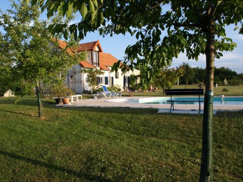 Te koop in de Indre, een fermette, zwembad en 2,3 ha.