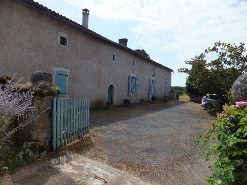 Huis met grond en evt. bos te koop, in de Poitou-Charentes