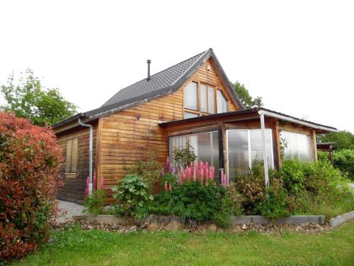 Te koop in de Creuse een houten Chalet met garage en tuin.