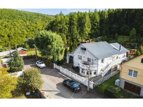 <p>Fantastische villa in het mooie noorden van Hongarije. Veel ruimte en … met een zwembad.</p>