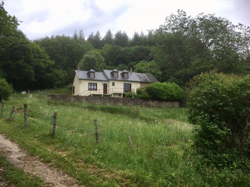 Vrij gelegen huis met uitzicht op 2.2ha te koop in de Morvan