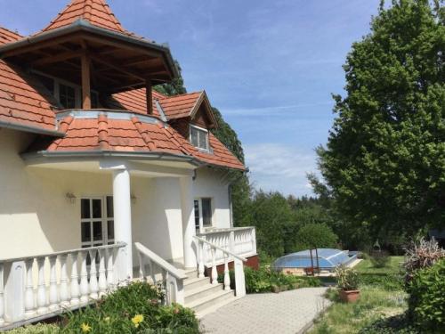 <p>Prachtig pand nabij Hévíz, met woongebouw, gastenverblijven, boerderij en zwembad!</p>