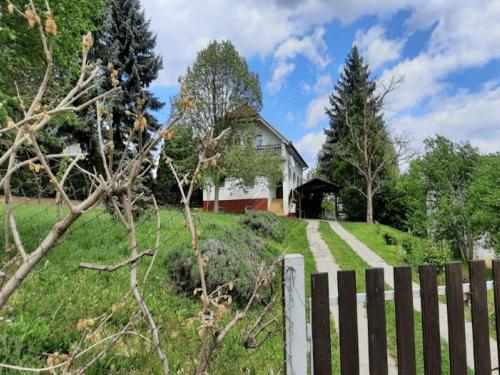 <p>In het mooi heuvellandschap rond Nemesbük, op een paar minuten van Hévíz, is deze woning te koop.</p>