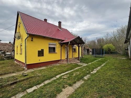 <p>In het landelijk gelegen dorp Nikla, niet ver van het Balaton, bieden wij u deze woning aan.</p>