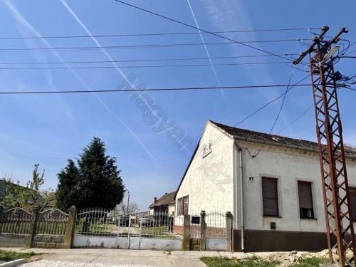 <p>Mooi grote gezinswoning, op een perceel van 7.725 m2 groot, waarachter een echte familieboerderij schuilgaat.</p>