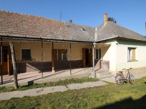 <p>Op een perceel van 5.448 m2m, bieden wij u deze vroegere boerderij te koop aan. Mooi paardenverblijf.</p>