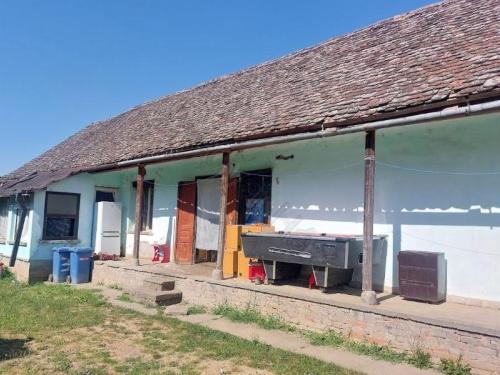 <p>Hier kunt u een mooie vroegere boerderij kopen. Er is werk te doen, maar dat kan stap voor stap.</p>