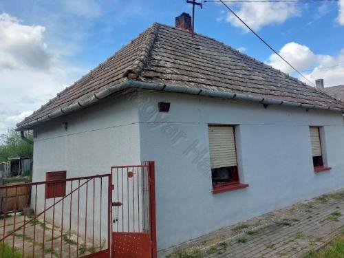<p>Eenvoudige woning, niet heel groot maar snel bewoonbaar. Staat in een leuk dorp niet ver van Dombóvár.</p>