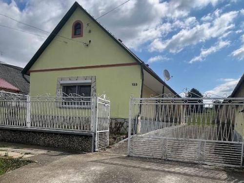 <p>Op slechts 10 km van het bekende kuuroord van Igal vindt u deze goede woning.</p>