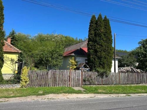 <p>Traditionele woning in het leuke (noordelijk gelegen) dorp Lénárddaróc voor een mooie prijs.</p>