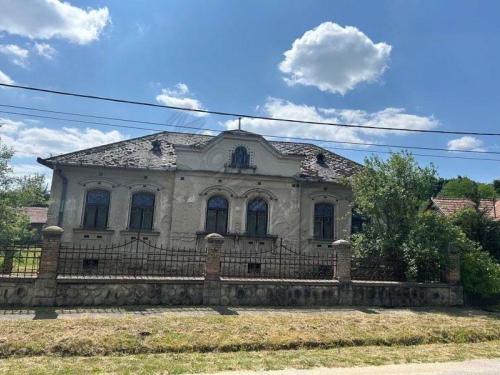 <p>Speciaal pand, een kuriá, gelegen in een rustig gebied en op een flink grondstuk</p>