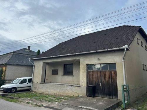 <p>Leuk huis voor een goede prijs wat een mooie woning kan worden.</p>