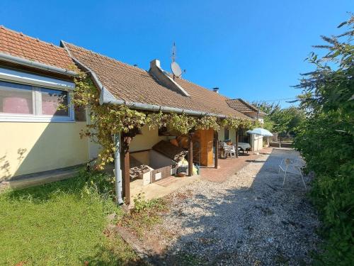 <p>Leuke woning met extra studio op maar 10 km van jet Balaton en maar 2 km van Hévíz.</p>