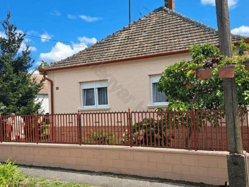 <p>Gerenoveerde vrijstaande woning te koop in een dorp 30 minuten ten noorden van het Balaton</p>