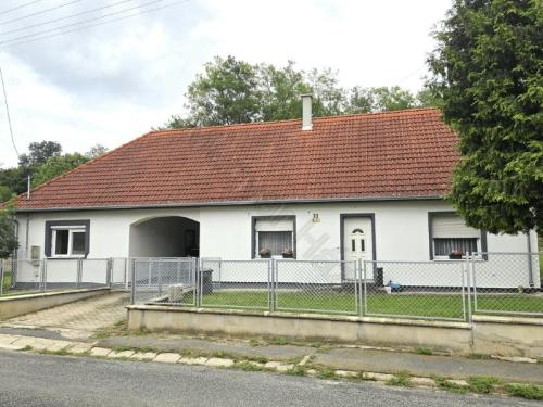 <p>Hier twee woonruimten. Prima voor permanente bewoning en een leuk gastenverblijf.</p>