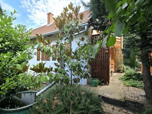 <p>Mooie gerenoveerde woning, op een perceel van bijna 1 hectare, in het centrale deel aan de zuidwest kant van Hongarije.</p>