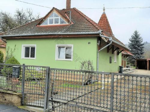 <p>Deze mooie gerenoveerde woning, bestaande uit twee appartementen , is te koop op een centrale locatie bij het Balaton.</p>
