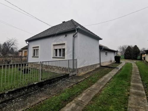 <p>Goed familie huis van 133 m2 in het zuiden. Prima ook om permanent in Hongarije te gaan wonen.</p>