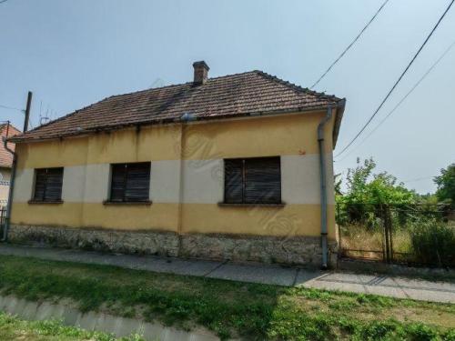 <p>Woning met veel werk, maar mooie ruime schuren en dat alles voor een heel mooie prijs.</p>