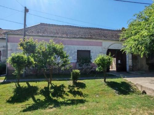 <p>Woning met toegang via de poort naar het perceel. Dit alles in het in het mooie zuiden van Hongarije,</p>