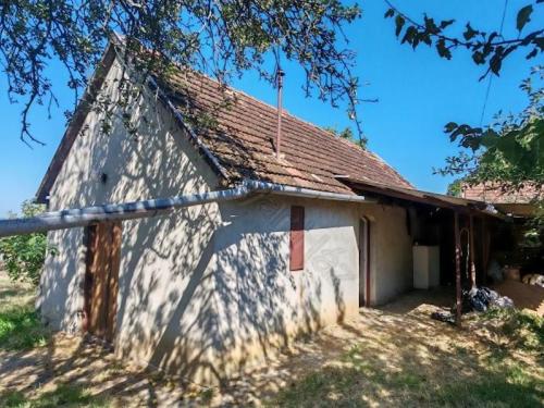 <p>Midden in het wijngebied, dichtbij Szigetvár kunt u hier een prima woning van maken.</p>