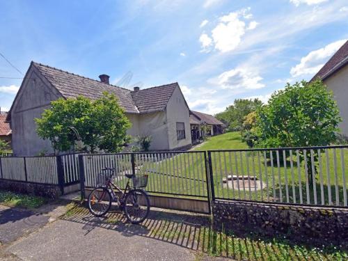 <p>In het zuidwesten, op een 30 km van het Balaton bieden wij u deze woning te koop aan.</p>