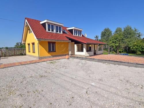 <p>In prima staat verkeerde woning, heerlijk vrij gelegen en op maar 20 minuten van het Balaton.</p>
