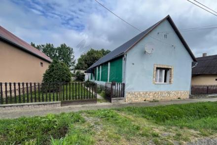 <p>In het mooie groene deel van Hongarije, iets ten zuiden van Dombóvár gaat u deze deels gerenoveerde woning vinden.</p>