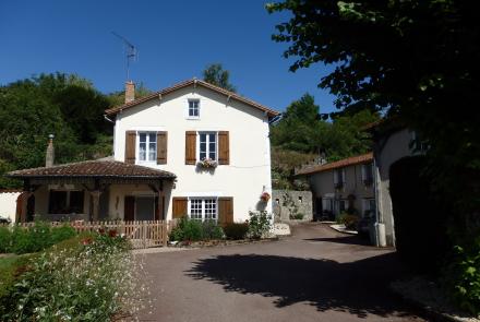 Te koop Huis met Gites in Charroux - Vienne