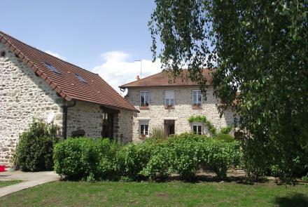Te koop in Allier, prachtig woonhuis met zwembad en tuin.
