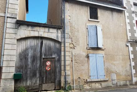 Huis met groot bijgebouw te koop in Saint Savin (86)