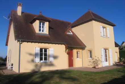 Moderne villa met toren nabij Château-Chinon te koop