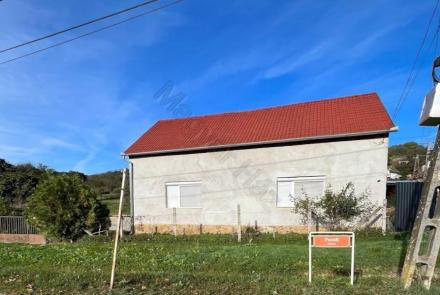 <p>In het kleine dorpje Bakóca, in de provincie Baranya, gaat u dit al gedeeltelijk gerenoveerde woning vinden.</p>