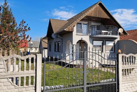 <p>In de bekende Balaton badplaats Balatonfenyves komt dit ruime familie huis te koop.</p>