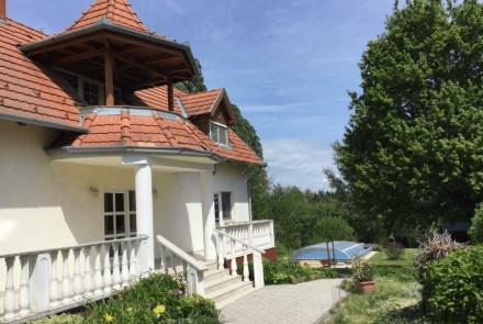 <p>Prachtig pand nabij Hévíz, met woongebouw, gastenverblijven, boerderij en zwembad!</p>