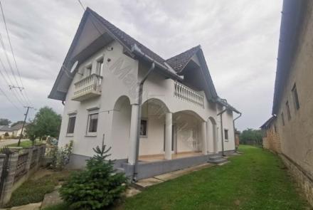 <p>Grote woning in het zuiden welke heel geschikt is om met een familie permanent in Hongarije te gaan wonen.</p>