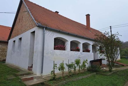 <p>Mooie gerenoveerde boerderij met traditioneel kenmerken op maar 3 km van Orfü en 10 km van Pécs.</p>