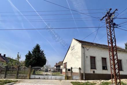 <p>Mooi grote gezinswoning, op een perceel van 7.725 m2 groot, waarachter een echte familieboerderij schuilgaat.</p>
