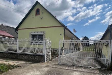 <p>Op slechts 10 km van het bekende kuuroord van Igal vindt u deze goede woning.</p>