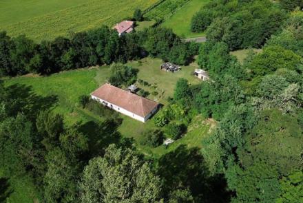 <p>Centraal tussen Kapsovár en Dombóvár gelegen landgoed op meer dan 1 hectare land.</p>
