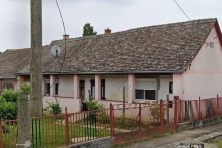<p>Deze 80 m² grote, bewoonbare woning en gelegen op een perceel van 2.247 m² gaat u vinden in een rustige straat van het dorp Egyházaskozár.</p>