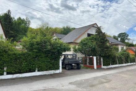 <p>Heel veel ruimte voor een mooie prijs in een dorp vlakbij bos en een meer.</p>