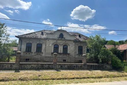 <p>Speciaal pand, een kuriá, gelegen in een rustig gebied en op een flink grondstuk</p>