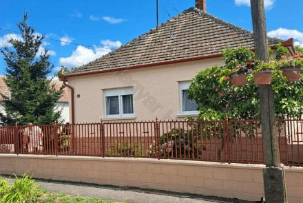 <p>Gerenoveerde vrijstaande woning te koop in een dorp 30 minuten ten noorden van het Balaton</p>