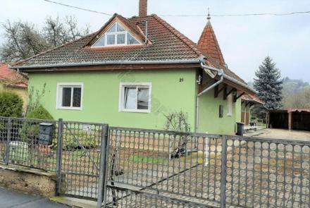 <p>Deze mooie gerenoveerde woning, bestaande uit twee appartementen , is te koop op een centrale locatie bij het Balaton.</p>