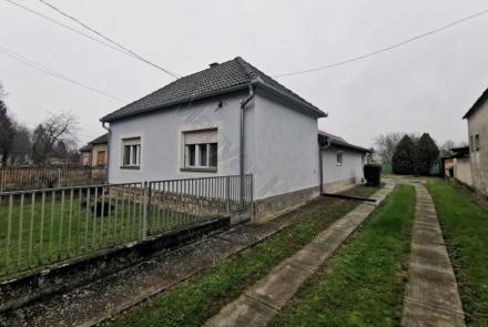 <p>Goed familie huis van 133 m2 in het zuiden. Prima ook om permanent in Hongarije te gaan wonen.</p>